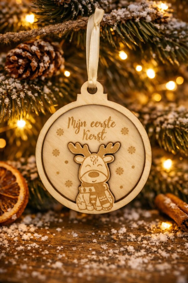 Houten kerstbal eerste kerst baby – gepersonaliseerd kerstcadeau Sfeerfoto houten baby kerstbal met rendier en tekst mijn eerste kerst gepersonaliseerd