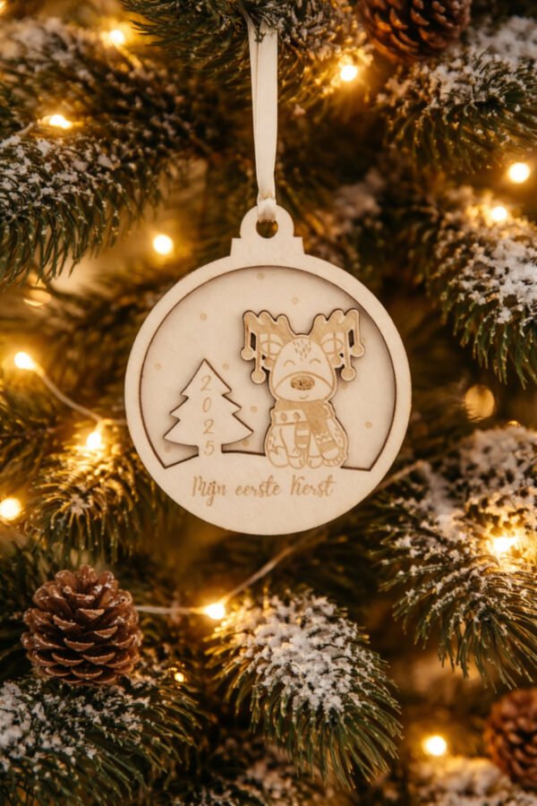 houten-kersthanger-mijn-eerste-kerst-2026-kerstboom Houten kersthanger mijn eerste kerst 2026 met rendier in kerstboom – gepersonaliseerde baby kerstbal van hout