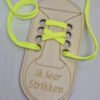 Houten veterschoen los – ik leer strikken (Montessori oefenschoen) Houten oefenschoen voor kinderen met groene veter om zelf strikken te leren