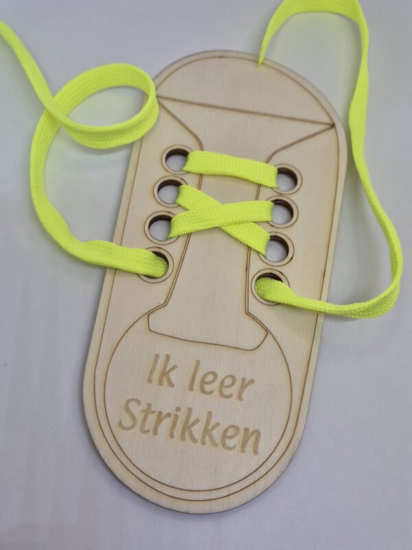 Houten veterschoen los – ik leer strikken (Montessori oefenschoen) Houten oefenschoen voor kinderen met groene veter om zelf strikken te leren