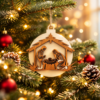 Houten kerststal kersthanger in kerstboom – sfeervolle kerstdecoratie Houten kerststal kersthanger met Maria, Jozef en baby Jezus hangend in een verlichte kerstboom