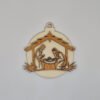 Houten kerststal hanger – kerstboom ornament van hout Close-up van houten kerststal hanger kerstboom ornament met uitgesneden kersttafereel
