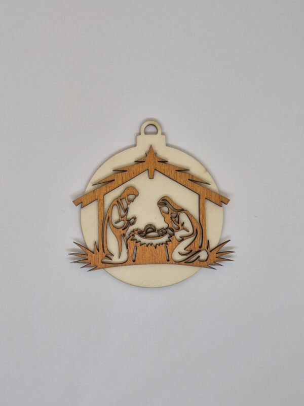 Houten kerststal hanger – kerstboom ornament van hout Close-up van houten kerststal hanger kerstboom ornament met uitgesneden kersttafereel