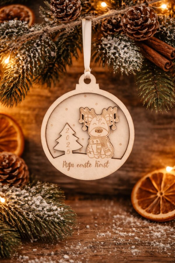 Kersthanger hout baby eerste kerst – kraamcadeau kerst Houten baby kerstbal mijn eerste kerst 2026 sfeerfoto met dennenappels en kerstverlichting