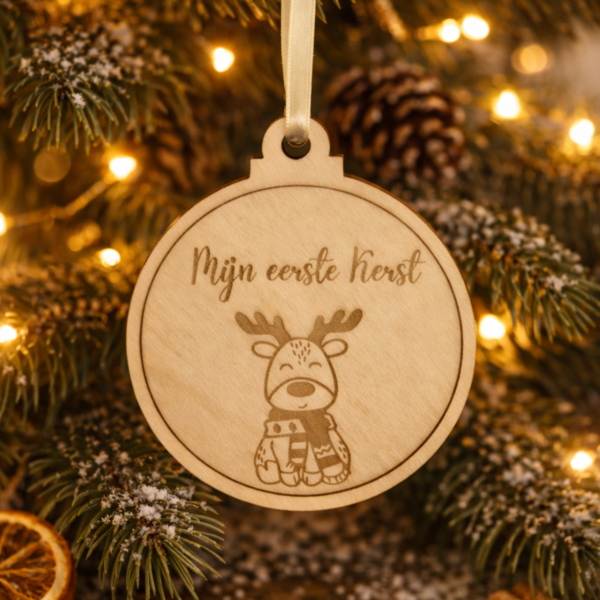 Houten baby kerstbal mijn eerste kerst gepersonaliseerd met eigen tekst in kerstboom