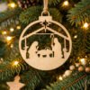 houten kerstornament kerststal van hout in kerstboom duurzame kerstdecoratie populierenhout