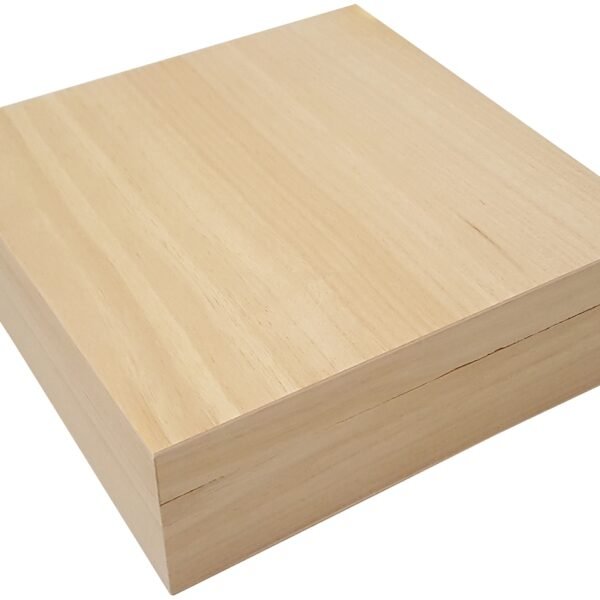 Vierkante houten speelbak van blank hout met opstaande rand, leeg en gefotografeerd op een witte achtergrond