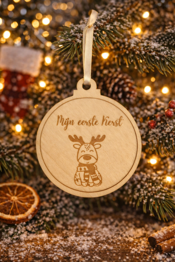 Houten kersthanger baby mijn eerste kerst – gepersonaliseerd Gepersonaliseerde houten kersthanger mijn eerste kerst baby met rendier in kerstboom