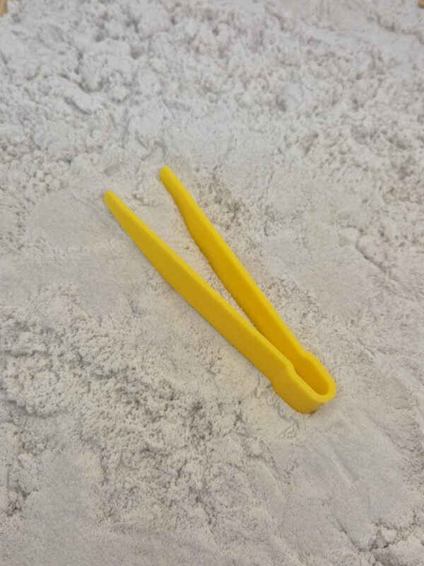pincet plastic in zand Pincet Plastic