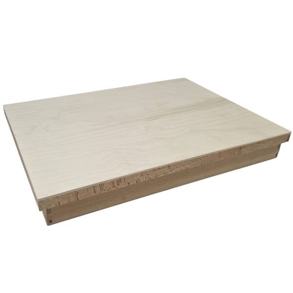 Grote houten speelbak van blank hout met deksel met opstaande rand, leeg en gefotografeerd op een witte achtergrond