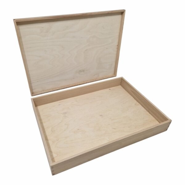 Grote houten speelbak van blank hout met opstaande rand, leeg en gefotografeerd op een witte achtergrond