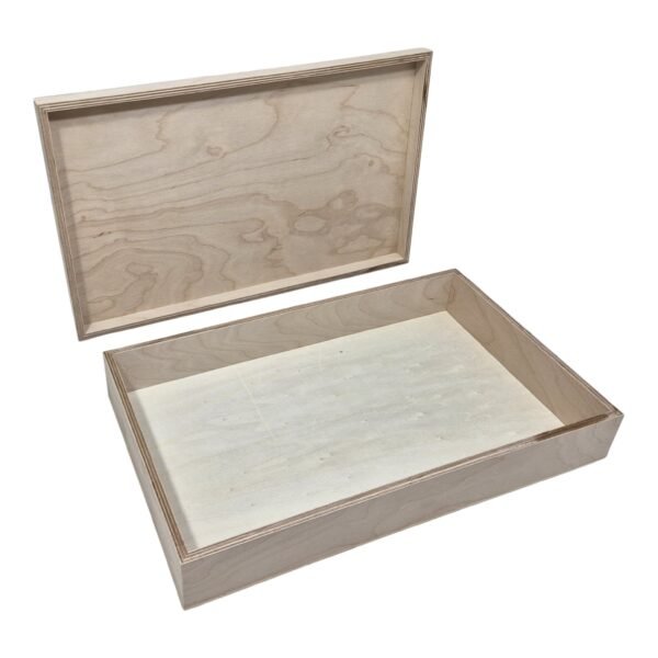 Middelgrote houten speelbak van blank hout met opstaande rand, leeg en gefotografeerd op een witte achtergrond