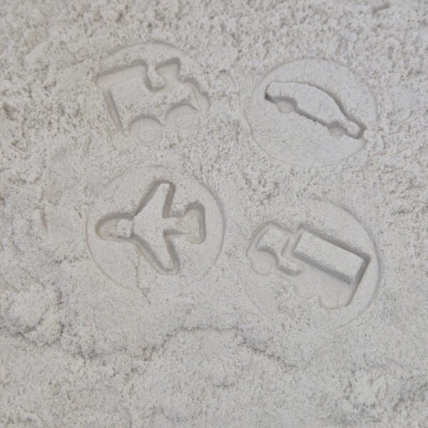 Detail van stempelafdrukken in kinetisch zand gemaakt met houten sensorische stempelset voertuigen voor kinderen