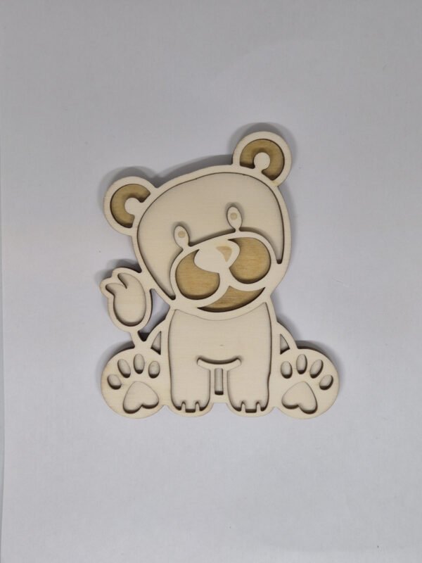 Kind speelt rustig en geconcentreerd met sensorisch houten speelgoed aan tafel