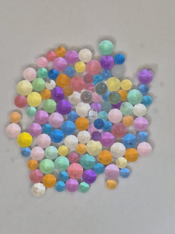 Kind speelt met kleurrijke waterparels in een sensorische speeltafel – educatief speelgoed voor motorische ontwikkeling