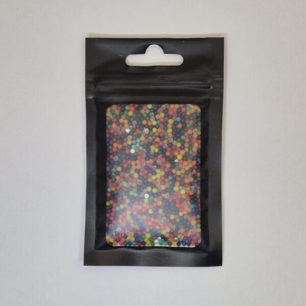 Vergelijking van waterparels droog en na 6 uur weken in water – sensorisch speelgoed dat 100 keer groter wordt