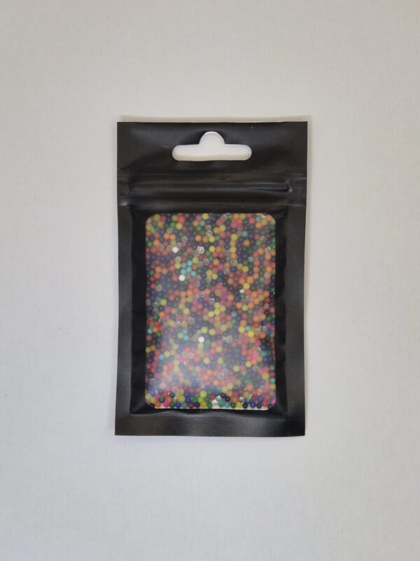 Vergelijking van waterparels droog en na 6 uur weken in water – sensorisch speelgoed dat 100 keer groter wordt