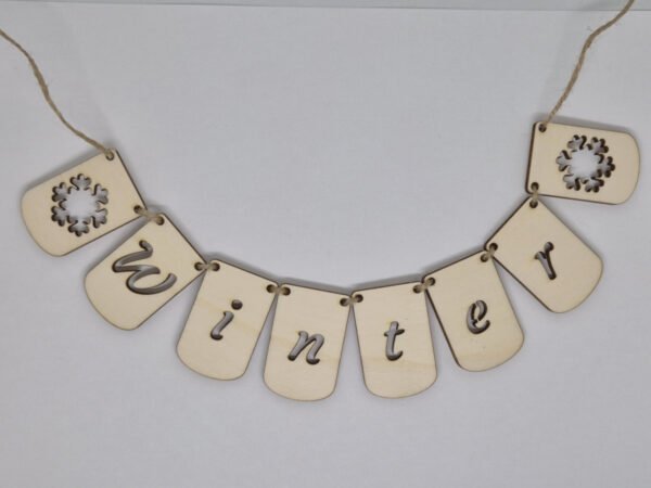 Handgemaakte houten vlaggenlijn met seizoen winter voor een seizoenstafel, gemaakt van populieren multiplex