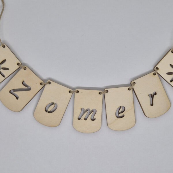 Handgemaakte houten vlaggenlijn met seizoen zomer voor een seizoenstafel, gemaakt van populieren multiplex