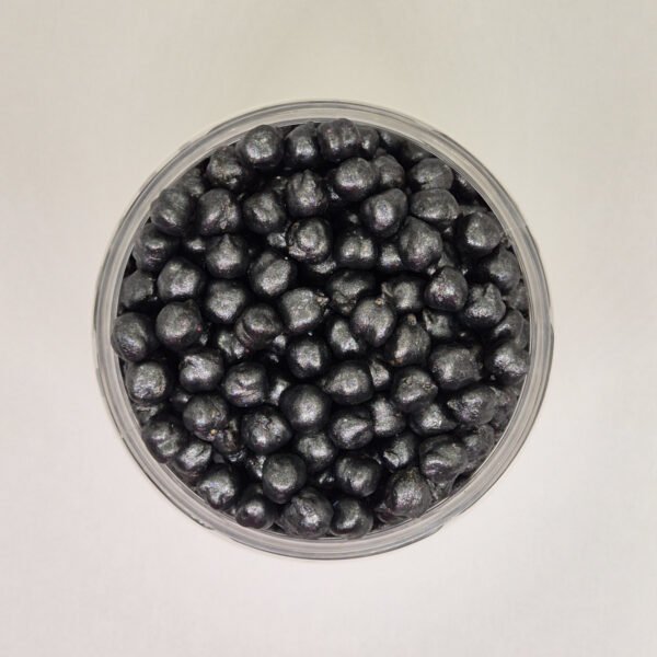 Bovenaanzicht zwarte sensorische kikkererwten voor sensorisch spel