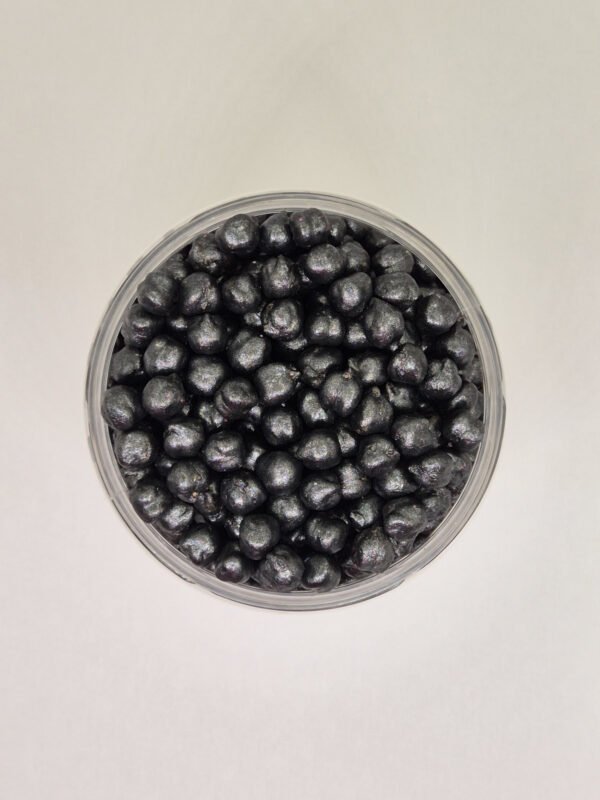 Bovenaanzicht zwarte sensorische kikkererwten voor sensorisch spel