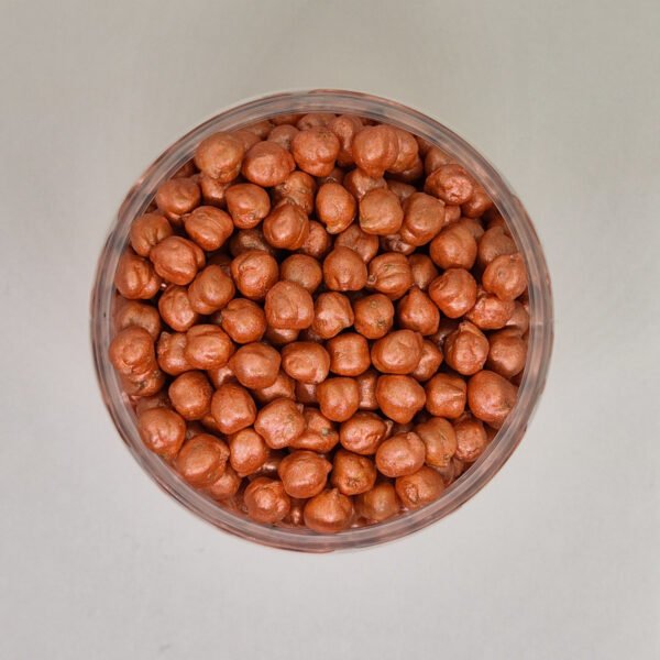 Bovenaanzicht oranje sensorische kikkererwten voor sensorisch spel