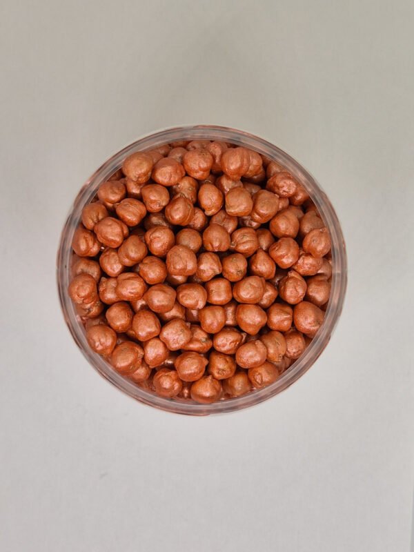 Bovenaanzicht oranje sensorische kikkererwten voor sensorisch spel