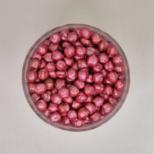 Bovenaanzicht roze sensorische kikkererwten voor sensorisch spel