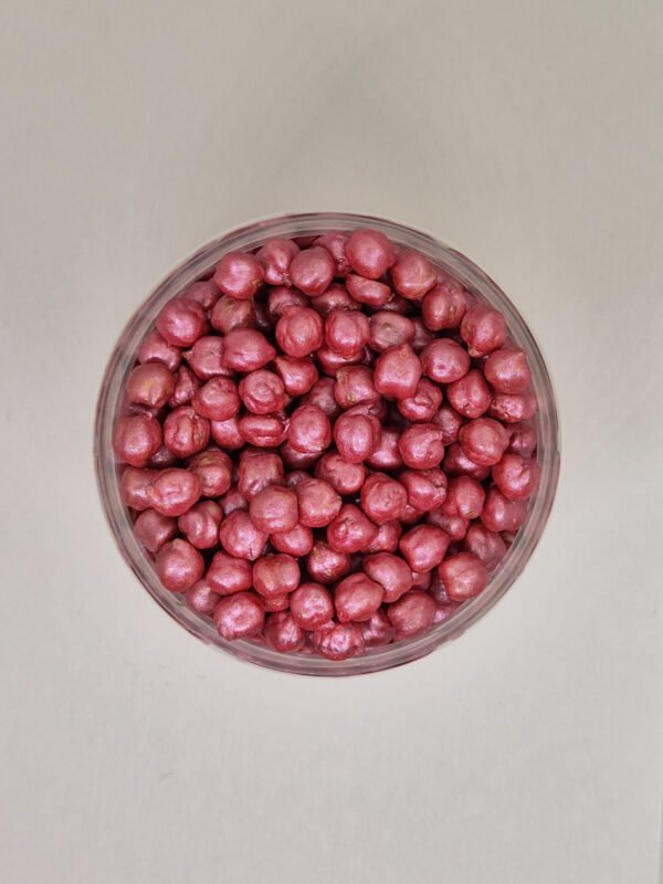 Bovenaanzicht roze sensorische kikkererwten voor sensorisch spel