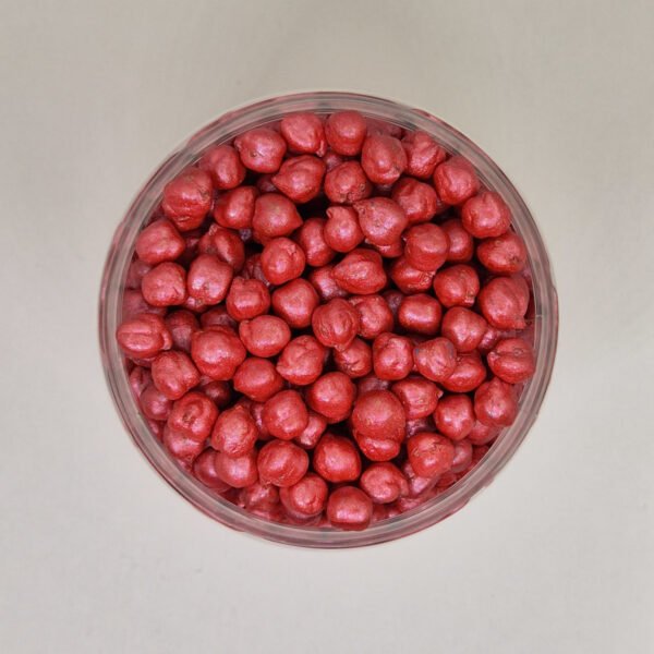 Bovenaanzicht rode sensorische kikkererwten voor sensorisch spel