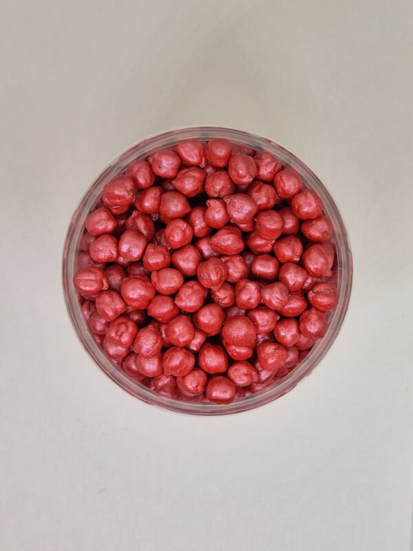 Bovenaanzicht rode sensorische kikkererwten voor sensorisch spel