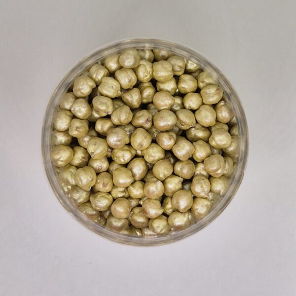 Bovenaanzicht gouden sensorische kikkererwten voor sensorisch spel