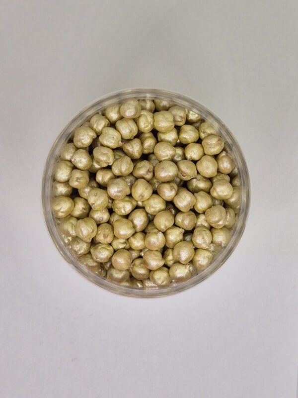 Bovenaanzicht gouden sensorische kikkererwten voor sensorisch spel