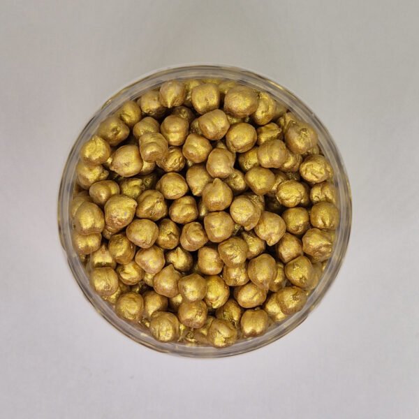 Bovenaanzicht gele sensorische kikkererwten voor sensorisch spel