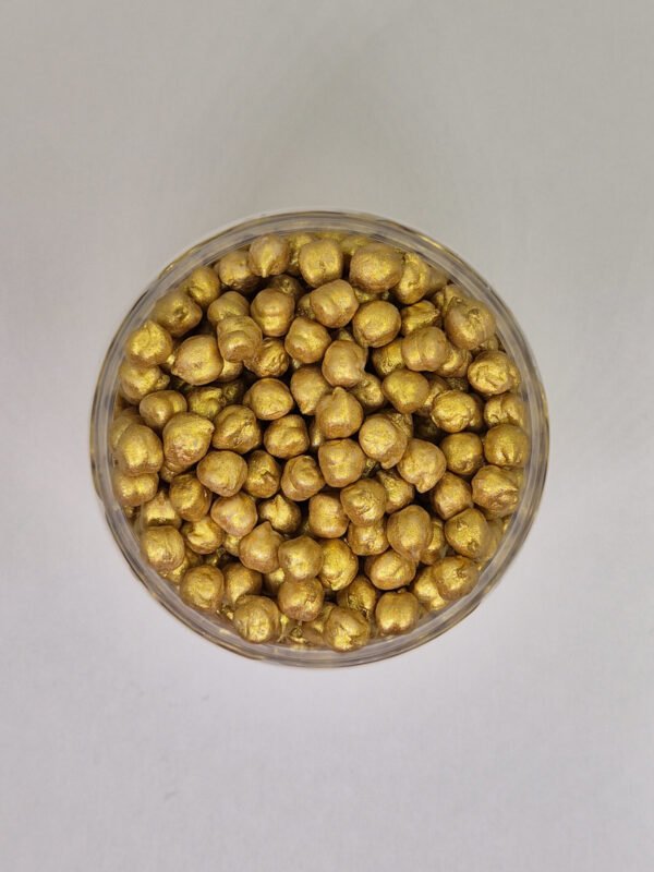 Bovenaanzicht gele sensorische kikkererwten voor sensorisch spel