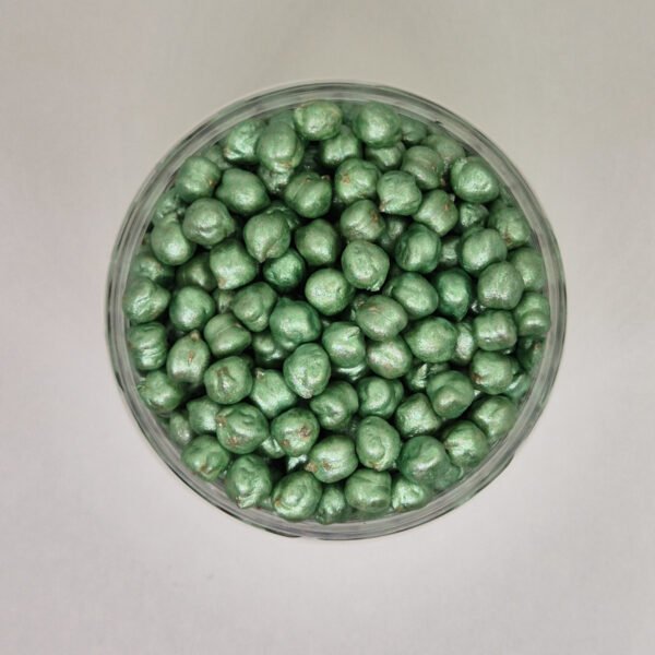 Bovenaanzicht lichtgroene sensorische kikkererwten voor sensorisch spel