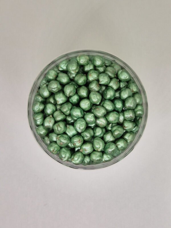 Bovenaanzicht lichtgroene sensorische kikkererwten voor sensorisch spel