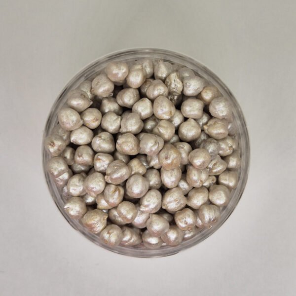 Bovenaanzicht witte sensorische kikkererwten voor sensorisch spel