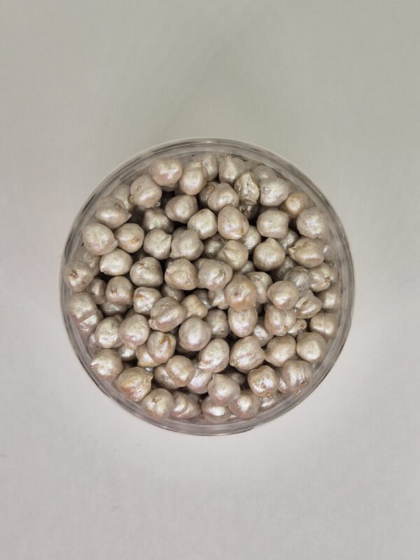 Bovenaanzicht witte sensorische kikkererwten voor sensorisch spel