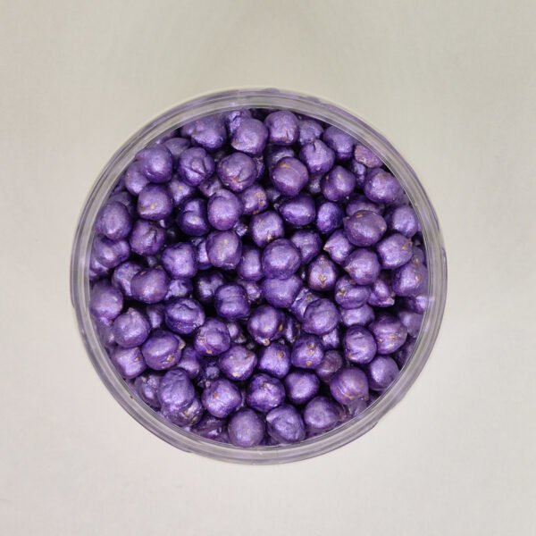 Bovenaanzicht paarse sensorische kikkererwten voor sensorisch spel