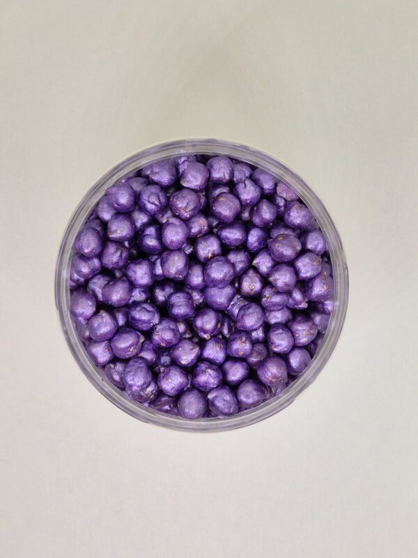 Bovenaanzicht paarse sensorische kikkererwten voor sensorisch spel