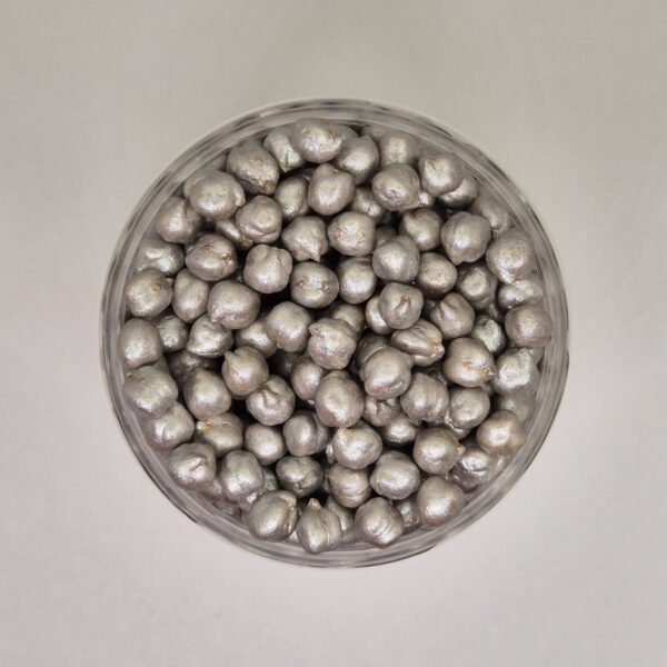 Bovenaanzicht zilveren sensorische kikkererwten voor sensorisch spel