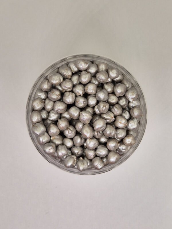 Bovenaanzicht zilveren sensorische kikkererwten voor sensorisch spel