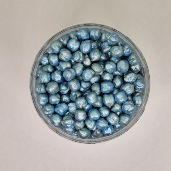 Bovenaanzicht lichtblauwe sensorische kikkererwten voor sensorisch spel