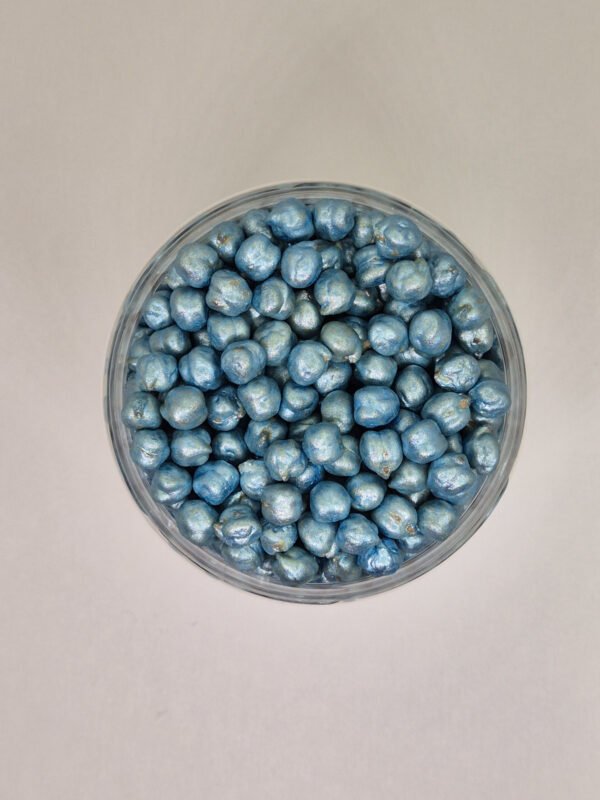 Bovenaanzicht lichtblauwe sensorische kikkererwten voor sensorisch spel