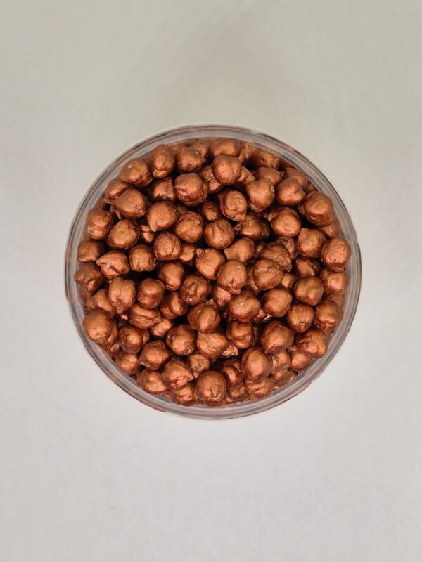 Bovenaanzicht bruine sensorische kikkererwten voor sensorisch spel