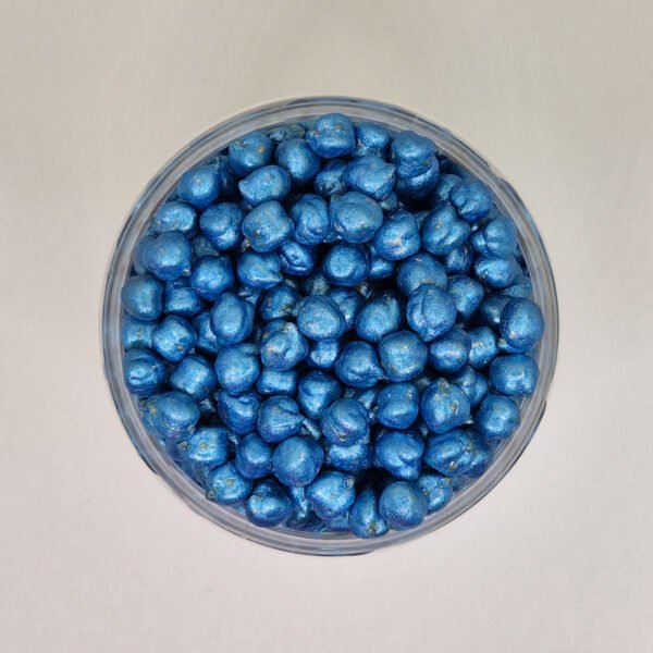 Bovenaanzicht blauwe sensorische kikkererwten voor sensorisch spel