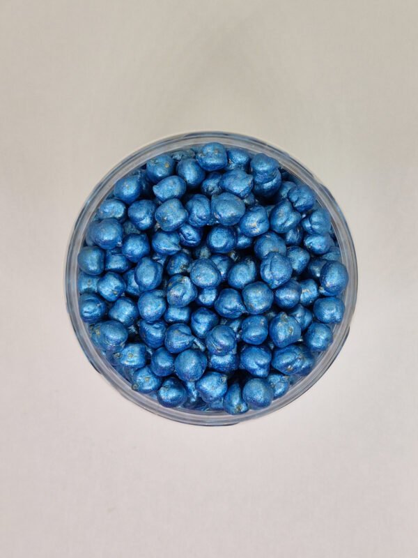 Bovenaanzicht blauwe sensorische kikkererwten voor sensorisch spel