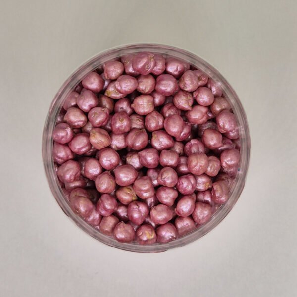 Bovenaanzicht lichtroze sensorische kikkererwten voor sensorisch spel