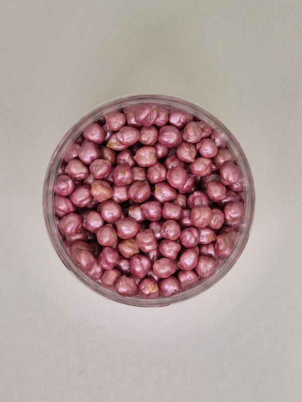 Bovenaanzicht lichtroze sensorische kikkererwten voor sensorisch spel